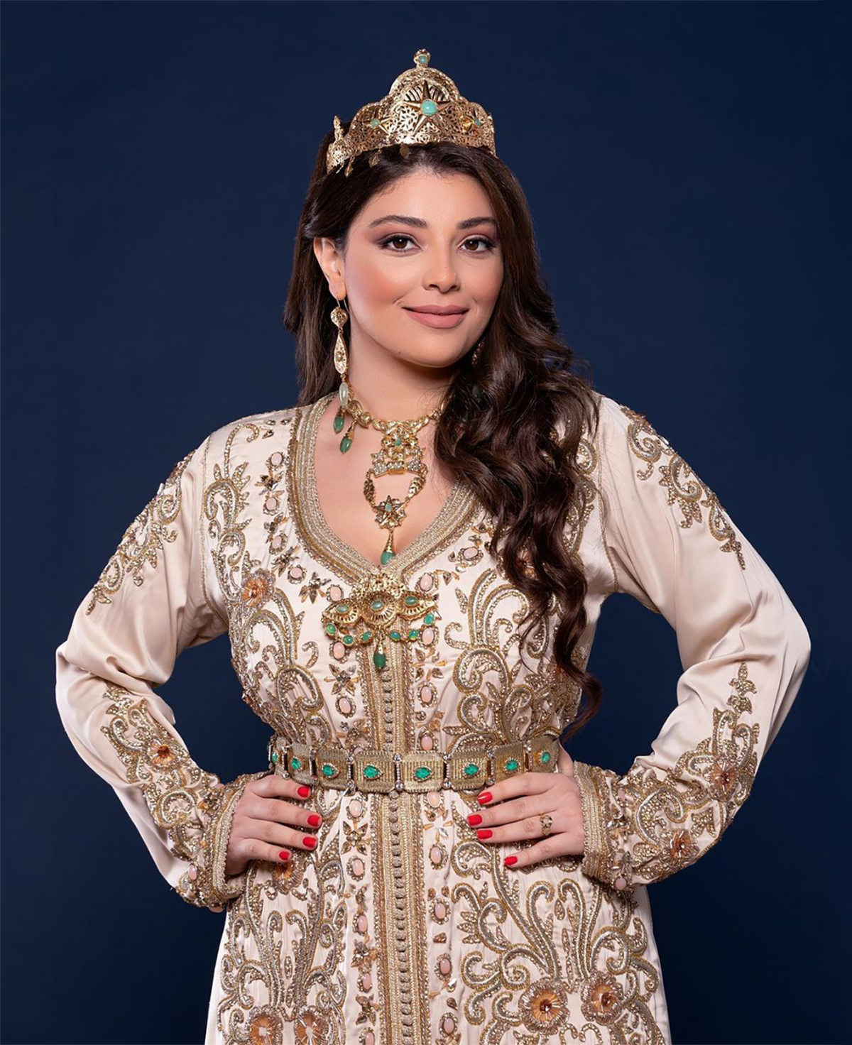 Caftan En Ligne Découvrez l'élégance intemporelle du caftan henna, une pièce traditionnelle marocaine magnifiquement ornée. Nos caftans en henna allient beauté et tradition pour des moments inoubliables. Explorez notre collection unique aujourd'hui ! <div class="flex-1 overflow-hidden"> <div class="react-scroll-to-bottom--css-ulaly-79elbk h-full"> <div class="react-scroll-to-bottom--css-ulaly-1n7m0yu"> <div class="flex flex-col text-sm pb-9"> <div class="w-full text-token-text-primary" dir="auto" data-testid="conversation-turn-3" data-scroll-anchor="true"> <div class="py-2 px-3 text-base md:px-4 m-auto md:px-5 lg:px-1 xl:px-5"> <div class="mx-auto flex flex-1 gap-3 text-base juice:gap-4 juice:md:gap-6 md:max-w-3xl lg:max-w-[40rem] xl:max-w-[48rem]"> <div class="relative flex w-full min-w-0 flex-col agent-turn"> <div class="flex-col gap-1 md:gap-3"> <div class="flex flex-grow flex-col max-w-full"> <div class="min-h-[20px] text-message flex flex-col items-start whitespace-pre-wrap break-words [.text-message+&]:mt-5 overflow-x-auto gap-3" dir="auto" data-message-author-role="assistant" data-message-id="e3a71dae-4f91-4b46-b997-a0c09b2500e7"> <div class="markdown prose w-full break-words dark:prose-invert light"> Le Caftan Nora se compose de deux pièces en velours beige, travaillé en broderies dorées, de sfifa et de boutons en skali bronze, perlés entièrement à la main. Le bas est confectionné en drap de soie beige et est accompagné d'une ceinture assortie </div> </div> </div> </div> </div> </div> </div> </div> </div> </div> </div> </div>