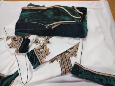 Caftan En Ligne Découvrez l'élégance intemporelle du caftan henna, une pièce traditionnelle marocaine magnifiquement ornée. Nos caftans en henna allient beauté et tradition pour des moments inoubliables. Explorez notre collection unique aujourd'hui ! Caftan henna vert et blanc