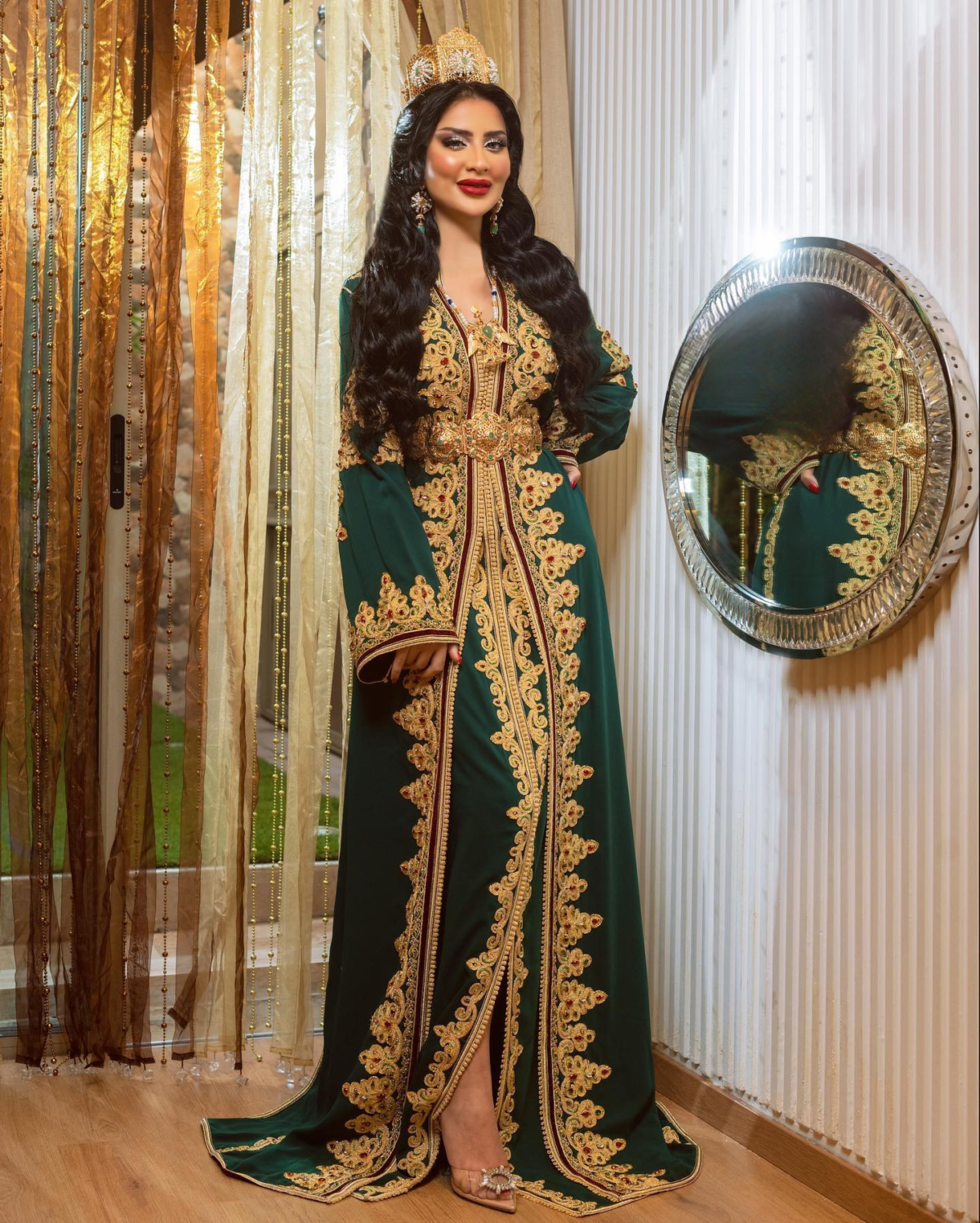 Caftan En Ligne Découvrez l'élégance intemporelle du caftan henna, une pièce traditionnelle marocaine magnifiquement ornée. Nos caftans en henna allient beauté et tradition pour des moments inoubliables. Explorez notre collection unique aujourd'hui ! Le caftan se compose de deux pièces en crêpe de soie vert, ornées de broderies dorées, de perles en cristal, de sfifa et de boutons en skali doré. La partie inférieure est confectionnée en drap de soie vert, perlé à la main. Il est accompagné d'une ceinture assortie en métal.