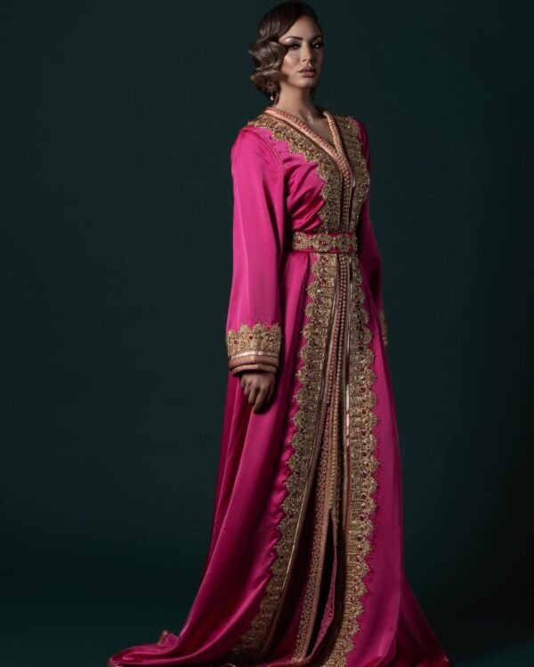 women's kaftan dresses Nos caftans marocains de mariage 2024 transcendent les frontières, séduisant les amoureux de la mode du monde entier. Une tenue qui incarne l'universalité de la beauté.