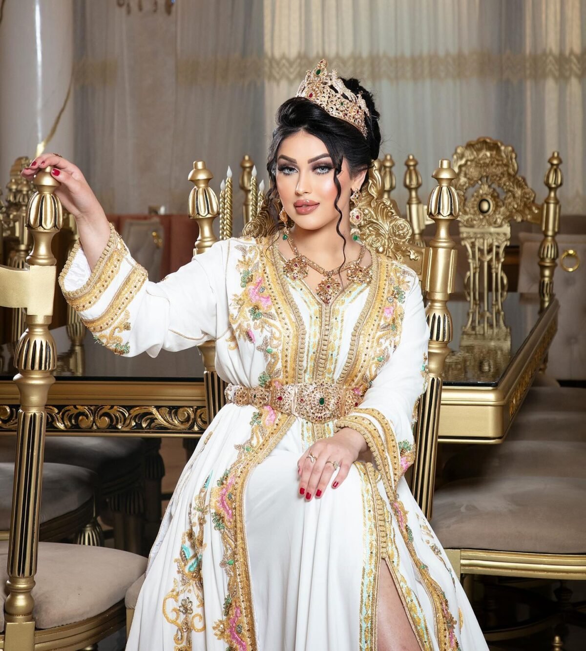 Caftan En Ligne Découvrez l'élégance intemporelle du caftan henna, une pièce traditionnelle marocaine magnifiquement ornée. Nos caftans en henna allient beauté et tradition pour des moments inoubliables. Explorez notre collection unique aujourd'hui ! Le Caftan Maroua se compose de deux pièces en crêpe de soie blanc, travaillé en broderies dorées, roses fuchsia et pistache, de sfifa et de boutons en skali bronze, perlés entièrement à la main en cristal. Le bas est confectionné en drap de soie blanc et est accompagné d'une ceinture assortie.