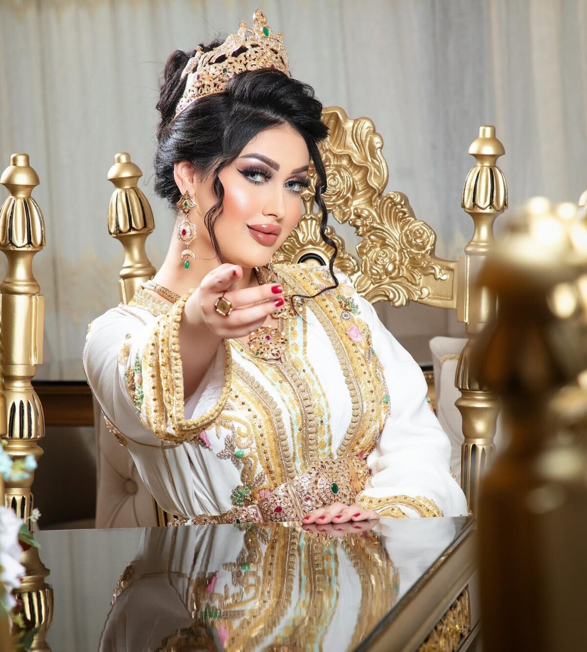 Caftan En Ligne Découvrez l'élégance intemporelle du caftan henna, une pièce traditionnelle marocaine magnifiquement ornée. Nos caftans en henna allient beauté et tradition pour des moments inoubliables. Explorez notre collection unique aujourd'hui ! Le Caftan Maroua se compose de deux pièces en crêpe de soie blanc, travaillé en broderies dorées, roses fuchsia et pistache, de sfifa et de boutons en skali bronze, perlés entièrement à la main en cristal. Le bas est confectionné en drap de soie blanc et est accompagné d'une ceinture assortie.