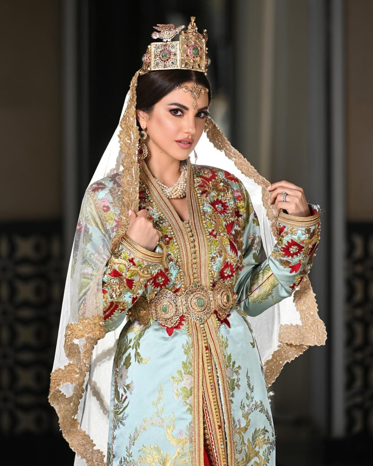 Caftan Élégance : Découvrez notre collection de caftans marocains de mariage, des créations uniques qui incarnent l'élégance et la tradition marocaine. Chaque caftan est une œuvre d'art, brodée à la main avec des détails exquis.
