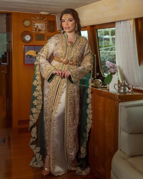 Caftan En Ligne Découvrez l'élégance intemporelle du caftan henna, une pièce traditionnelle marocaine magnifiquement ornée. Nos caftans en henna allient beauté et tradition pour des moments inoubliables. Explorez notre collection unique aujourd'hui ! Caftan Élégance : Découvrez notre collection de caftans marocains de mariage, des créations uniques qui incarnent l'élégance et la tradition marocaine. Chaque caftan est une œuvre d'art, brodée à la main avec des détails exquis.