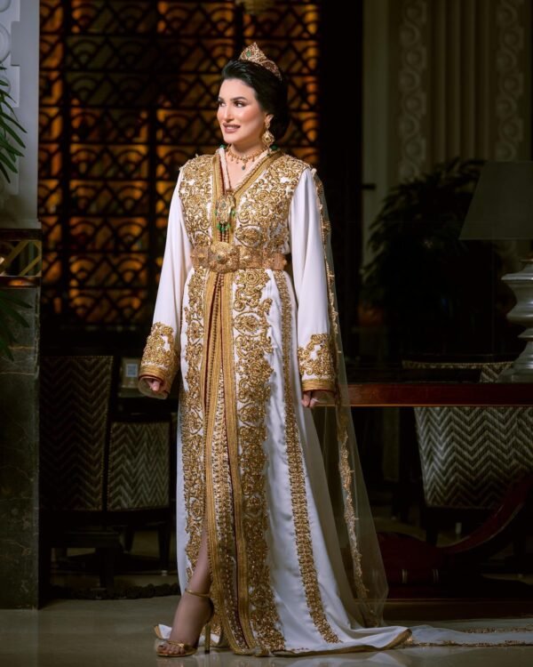 Caftan En Ligne Découvrez l'élégance intemporelle du caftan henna, une pièce traditionnelle marocaine magnifiquement ornée. Nos caftans en henna allient beauté et tradition pour des moments inoubliables. Explorez notre collection unique aujourd'hui ! Caftan Élégance : Découvrez notre collection de caftans marocains de mariage, des créations uniques qui incarnent l'élégance et la tradition marocaine. Chaque caftan est une œuvre d'art, brodée à la main avec des détails exquis.