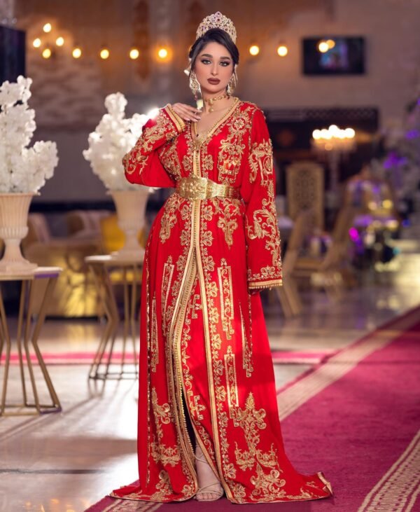 Caftan En Ligne Découvrez l'élégance intemporelle du caftan henna, une pièce traditionnelle marocaine magnifiquement ornée. Nos caftans en henna allient beauté et tradition pour des moments inoubliables. Explorez notre collection unique aujourd'hui ! L'Amour en Broderie : Chaque point de broderie sur nos caftans marocains raconte une histoire d'amour. Portez cette histoire avec grâce et fierté le jour de votre mariage