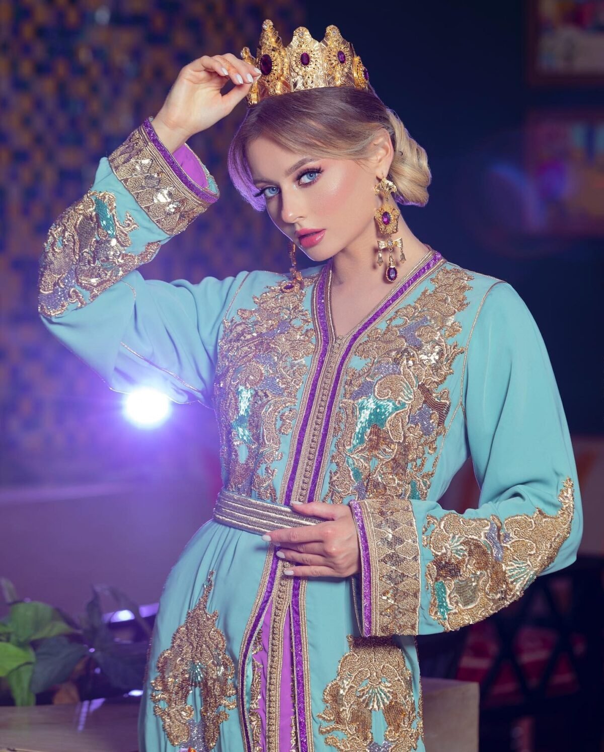 Élégance Intemporelle : Découvrez notre collection de caftans marocains de mariage, des créations uniques qui incarnent l'élégance et la tradition marocaine. Chaque caftan est une œuvre d'art, brodée à la main avec des détails exquis.