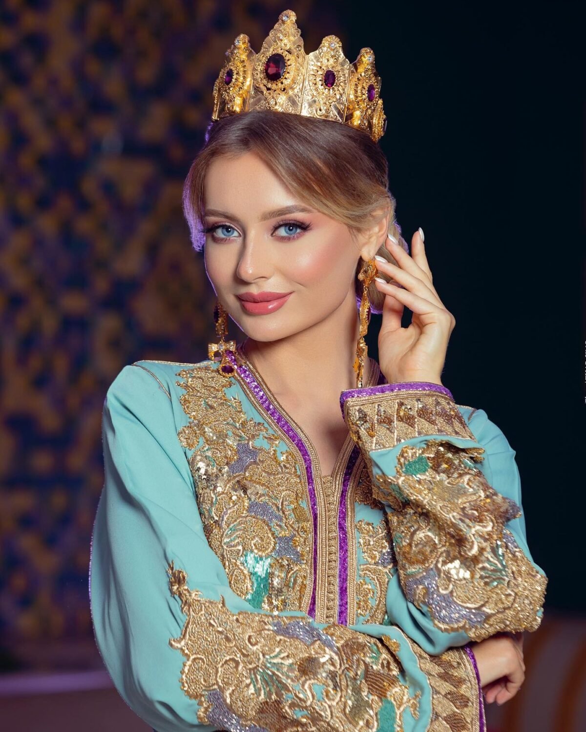 Élégance Intemporelle : Découvrez notre collection de caftans marocains de mariage, des créations uniques qui incarnent l'élégance et la tradition marocaine. Chaque caftan est une œuvre d'art, brodée à la main avec des détails exquis.