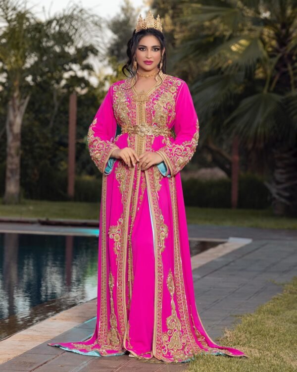 Caftan En Ligne Découvrez l'élégance intemporelle du caftan henna, une pièce traditionnelle marocaine magnifiquement ornée. Nos caftans en henna allient beauté et tradition pour des moments inoubliables. Explorez notre collection unique aujourd'hui ! Le Charme Oriental : Plongez dans l'univers envoûtant de nos caftans marocains de mariage. Ces tenues vous transportent dans un conte des Mille et Une Nuits, alliant le raffinement du passé au glamour moderne.