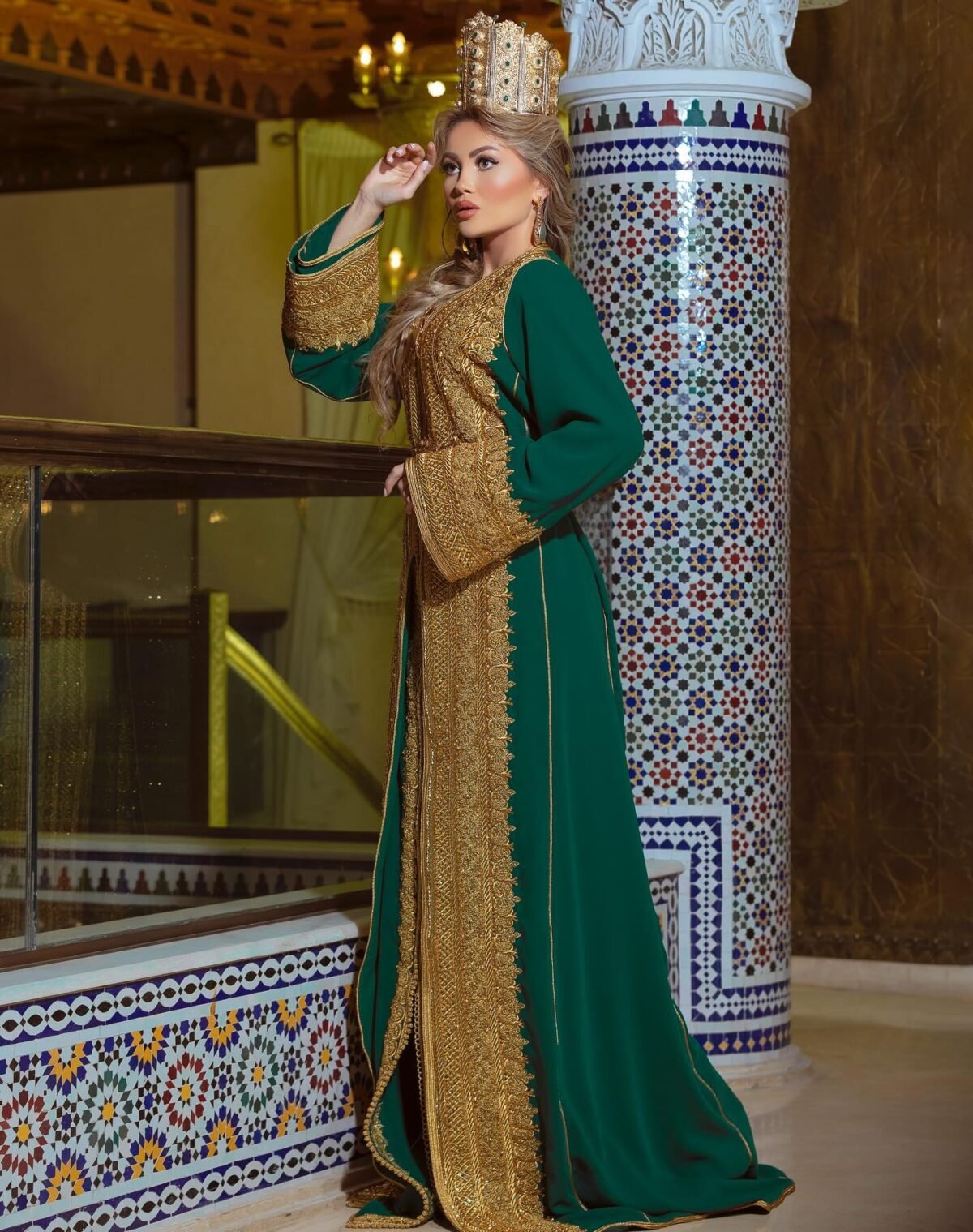 Caftan En Ligne Découvrez l'élégance intemporelle du caftan henna, une pièce traditionnelle marocaine magnifiquement ornée. Nos caftans en henna allient beauté et tradition pour des moments inoubliables. Explorez notre collection unique aujourd'hui ! Le caftan Chahinaz est composé de deux pièces en crêpe de soie vert, ornées de broderies dorées, de sfifa et de boutons en skali doré. La partie inférieure est un caftan confectionné en drap de soie vert et perlé à la main. Il est accompagné d'une ceinture assortie en métal.