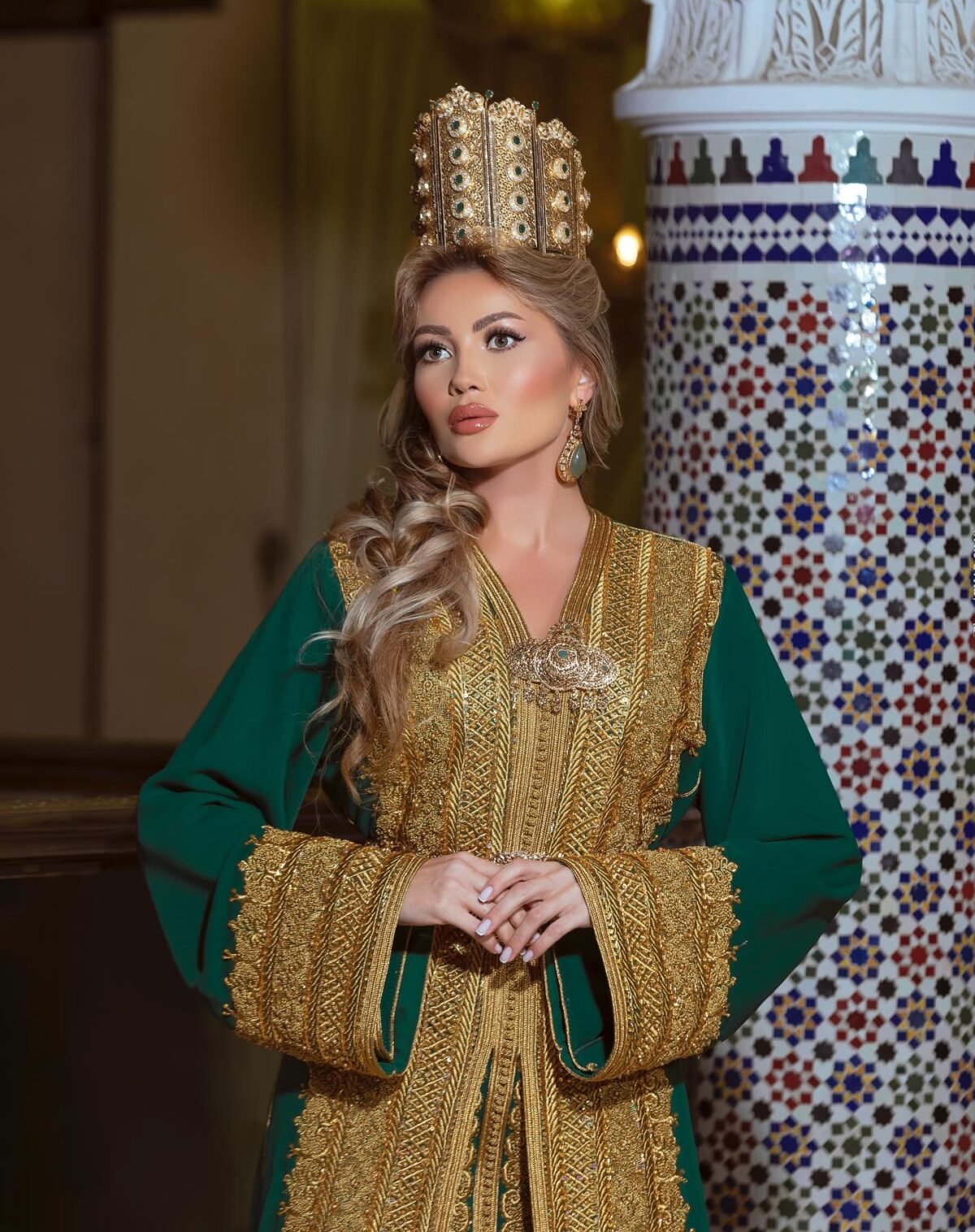 Caftan En Ligne Découvrez l'élégance intemporelle du caftan henna, une pièce traditionnelle marocaine magnifiquement ornée. Nos caftans en henna allient beauté et tradition pour des moments inoubliables. Explorez notre collection unique aujourd'hui ! Le caftan Chahinaz est composé de deux pièces en crêpe de soie vert, ornées de broderies dorées, de sfifa et de boutons en skali doré. La partie inférieure est un caftan confectionné en drap de soie vert et perlé à la main. Il est accompagné d'une ceinture assortie en métal.