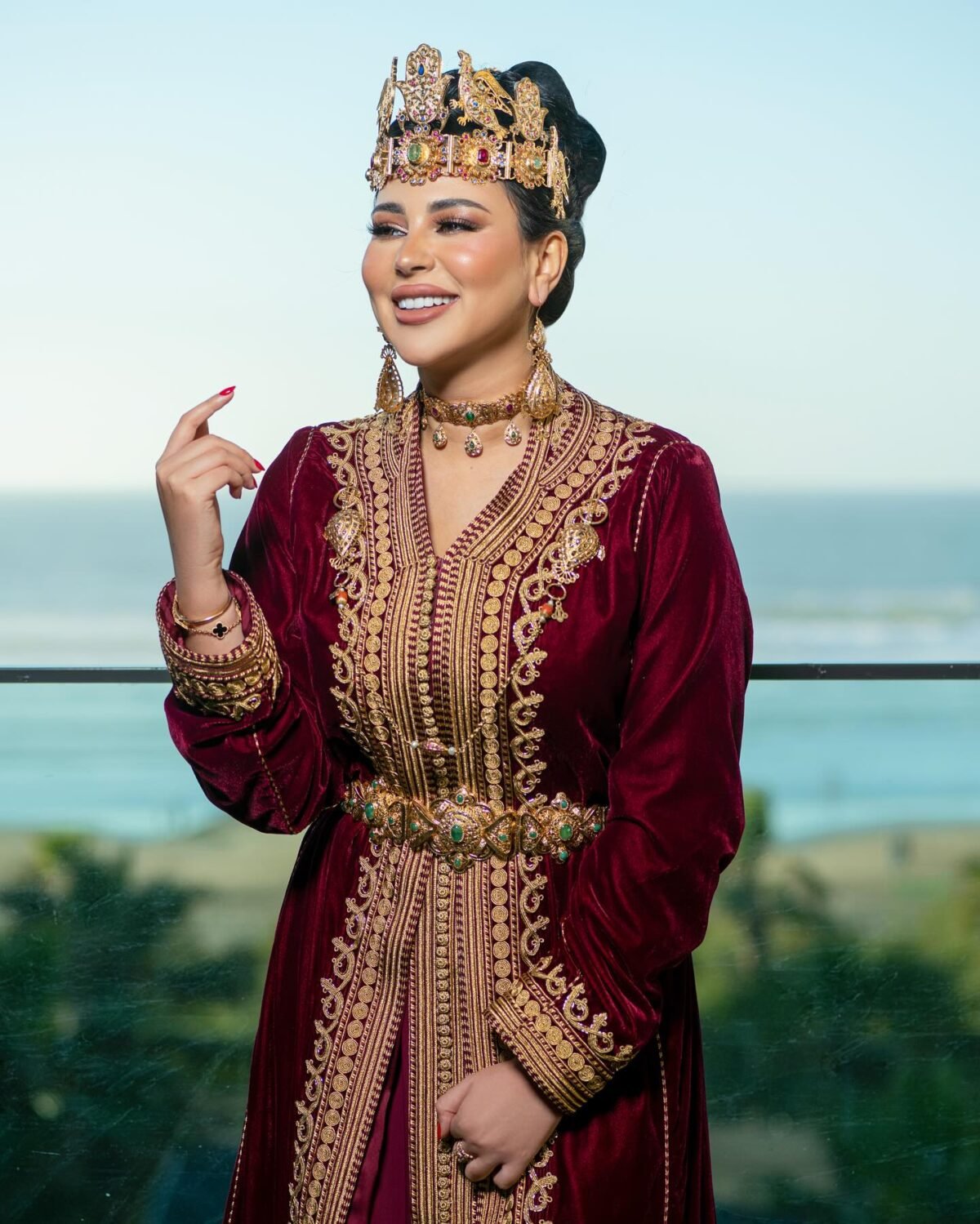 Caftan En Ligne Découvrez l'élégance intemporelle du caftan henna, une pièce traditionnelle marocaine magnifiquement ornée. Nos caftans en henna allient beauté et tradition pour des moments inoubliables. Explorez notre collection unique aujourd'hui ! Le caftan Narjiss se compose de deux pièces en velours Bordeau, ornées de broderies dorées, de perles en cristal, de sfifa et de boutons en skali doré. La partie inférieure est confectionnée en drap de soie Bordeau, perlé à la main. Il est accompagné d'une ceinture assortie en métal.