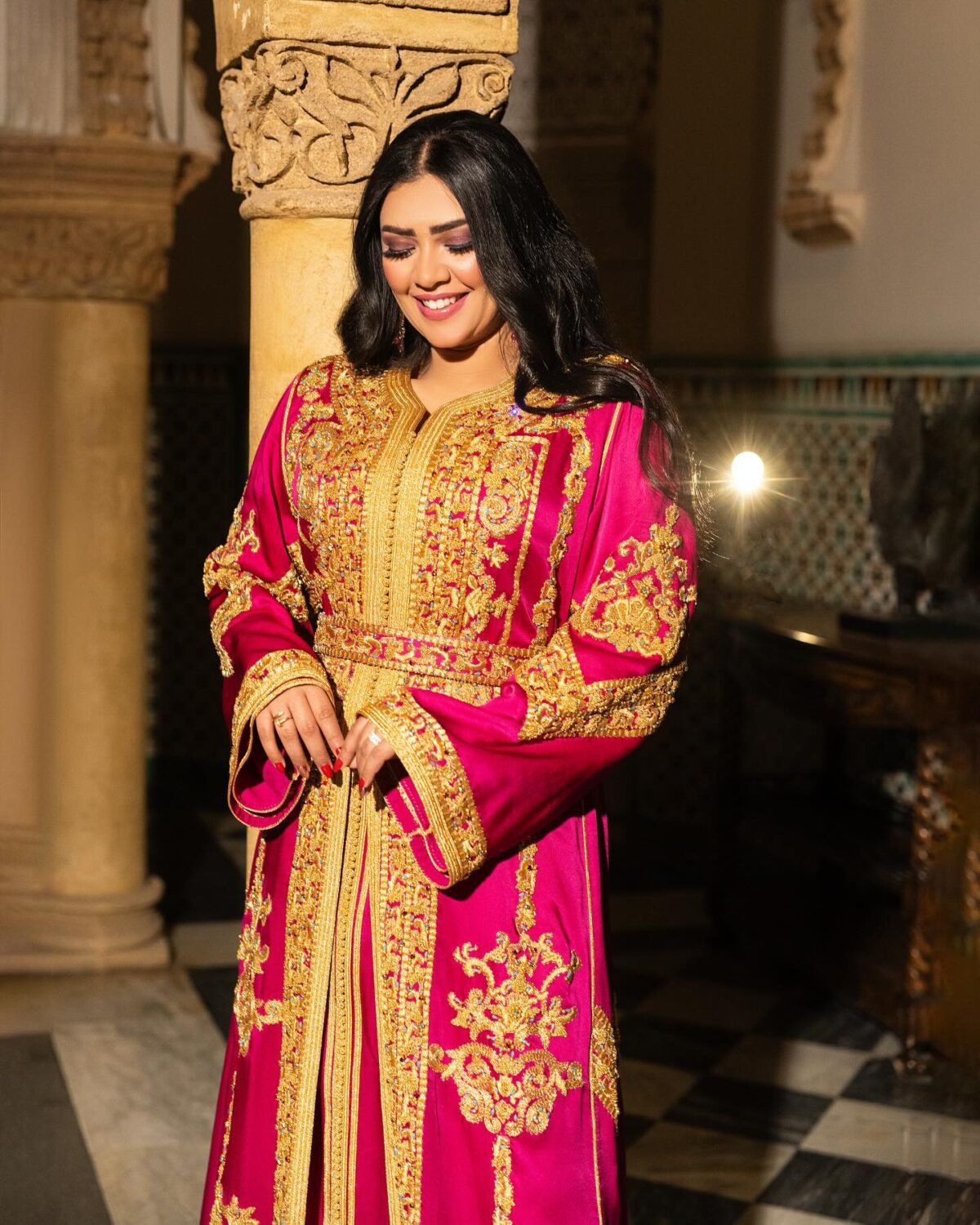Caftan En Ligne Découvrez l'élégance intemporelle du caftan henna, une pièce traditionnelle marocaine magnifiquement ornée. Nos caftans en henna allient beauté et tradition pour des moments inoubliables. Explorez notre collection unique aujourd'hui ! Le caftan Nariman se compose de deux pièces en satin duchesse rose, ornées de broderies dorées, de perles en cristal, de sfifa et de boutons en skali doré. La partie inférieure est confectionnée en drap de soie rose, perlé à la main. Il est accompagné d'une ceinture assortie en métal.