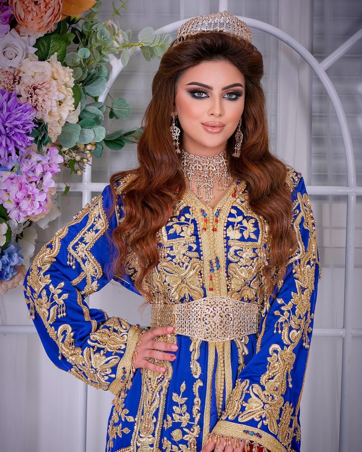Caftan En Ligne Découvrez l'élégance intemporelle du caftan henna, une pièce traditionnelle marocaine magnifiquement ornée. Nos caftans en henna allient beauté et tradition pour des moments inoubliables. Explorez notre collection unique aujourd'hui ! Ce caftan est parfait pour une cérémonie helal. Fabriqué en tissu crêpe de soie, il est brodé et perlé à la main. Le caftan par-dessous, en tissu drap de soie, est accompagné d'une ceinture en métal doré.