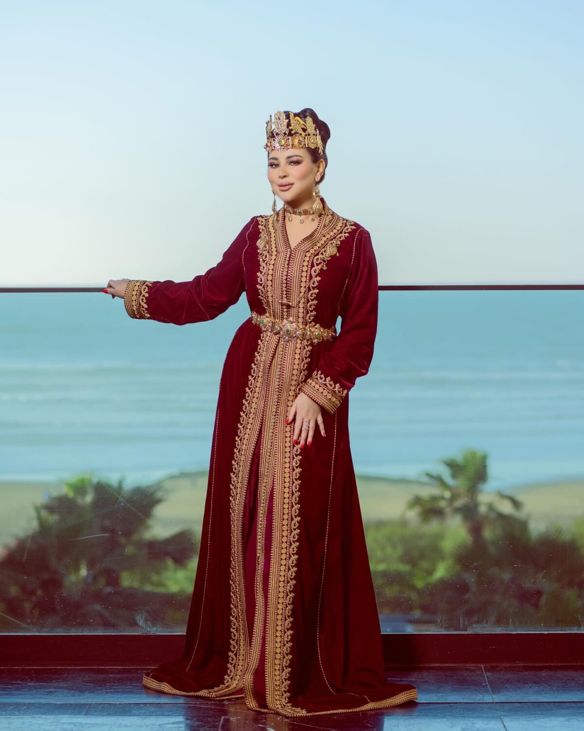 Caftan En Ligne Découvrez l'élégance intemporelle du caftan henna, une pièce traditionnelle marocaine magnifiquement ornée. Nos caftans en henna allient beauté et tradition pour des moments inoubliables. Explorez notre collection unique aujourd'hui ! Le caftan Narjiss se compose de deux pièces en velours Bordeau, ornées de broderies dorées, de perles en cristal, de sfifa et de boutons en skali doré. La partie inférieure est confectionnée en drap de soie Bordeau, perlé à la main. Il est accompagné d'une ceinture assortie en métal.