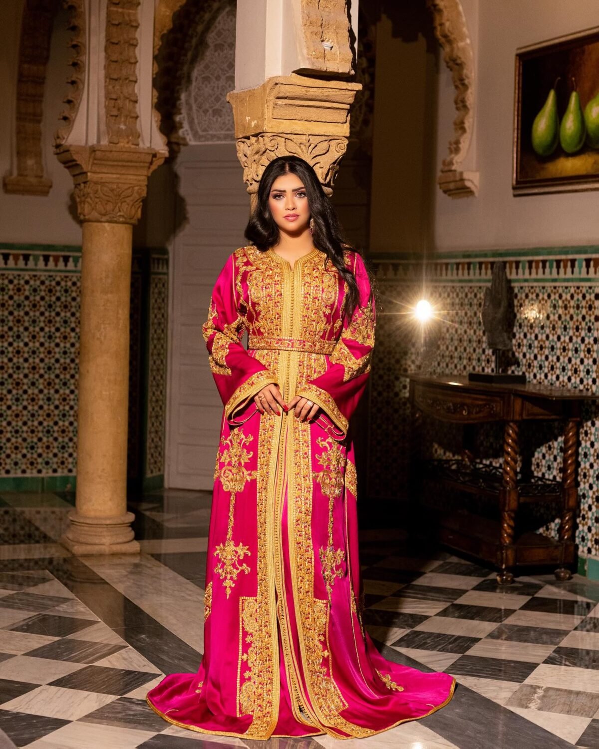 Caftan En Ligne Découvrez l'élégance intemporelle du caftan henna, une pièce traditionnelle marocaine magnifiquement ornée. Nos caftans en henna allient beauté et tradition pour des moments inoubliables. Explorez notre collection unique aujourd'hui ! Le caftan Nariman se compose de deux pièces en satin duchesse rose, ornées de broderies dorées, de perles en cristal, de sfifa et de boutons en skali doré. La partie inférieure est confectionnée en drap de soie rose, perlé à la main. Il est accompagné d'une ceinture assortie en métal.