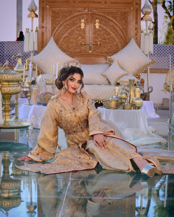 Caftan En Ligne Découvrez l'élégance intemporelle du caftan henna, une pièce traditionnelle marocaine magnifiquement ornée. Nos caftans en henna allient beauté et tradition pour des moments inoubliables. Explorez notre collection unique aujourd'hui !