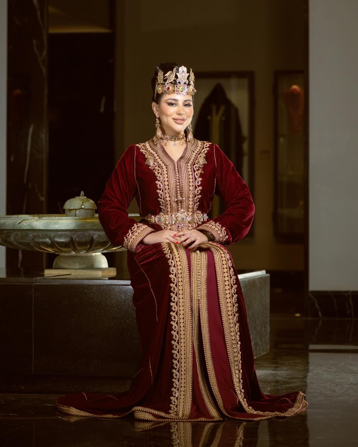 Caftan En Ligne Découvrez l'élégance intemporelle du caftan henna, une pièce traditionnelle marocaine magnifiquement ornée. Nos caftans en henna allient beauté et tradition pour des moments inoubliables. Explorez notre collection unique aujourd'hui ! Le caftan Narjiss se compose de deux pièces en velours Bordeau, ornées de broderies dorées, de perles en cristal, de sfifa et de boutons en skali doré. La partie inférieure est confectionnée en drap de soie Bordeau, perlé à la main. Il est accompagné d'une ceinture assortie en métal.