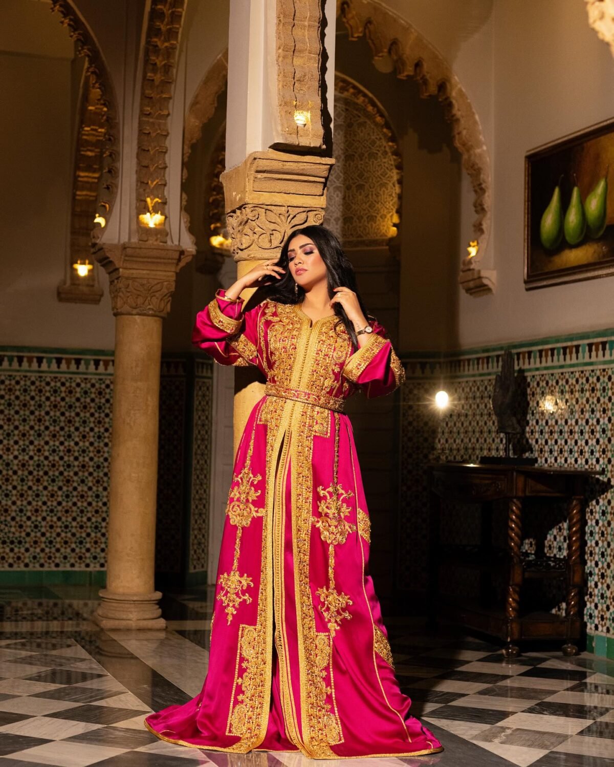 Caftan En Ligne Découvrez l'élégance intemporelle du caftan henna, une pièce traditionnelle marocaine magnifiquement ornée. Nos caftans en henna allient beauté et tradition pour des moments inoubliables. Explorez notre collection unique aujourd'hui ! Le caftan Nariman se compose de deux pièces en satin duchesse rose, ornées de broderies dorées, de perles en cristal, de sfifa et de boutons en skali doré. La partie inférieure est confectionnée en drap de soie rose, perlé à la main. Il est accompagné d'une ceinture assortie en métal.