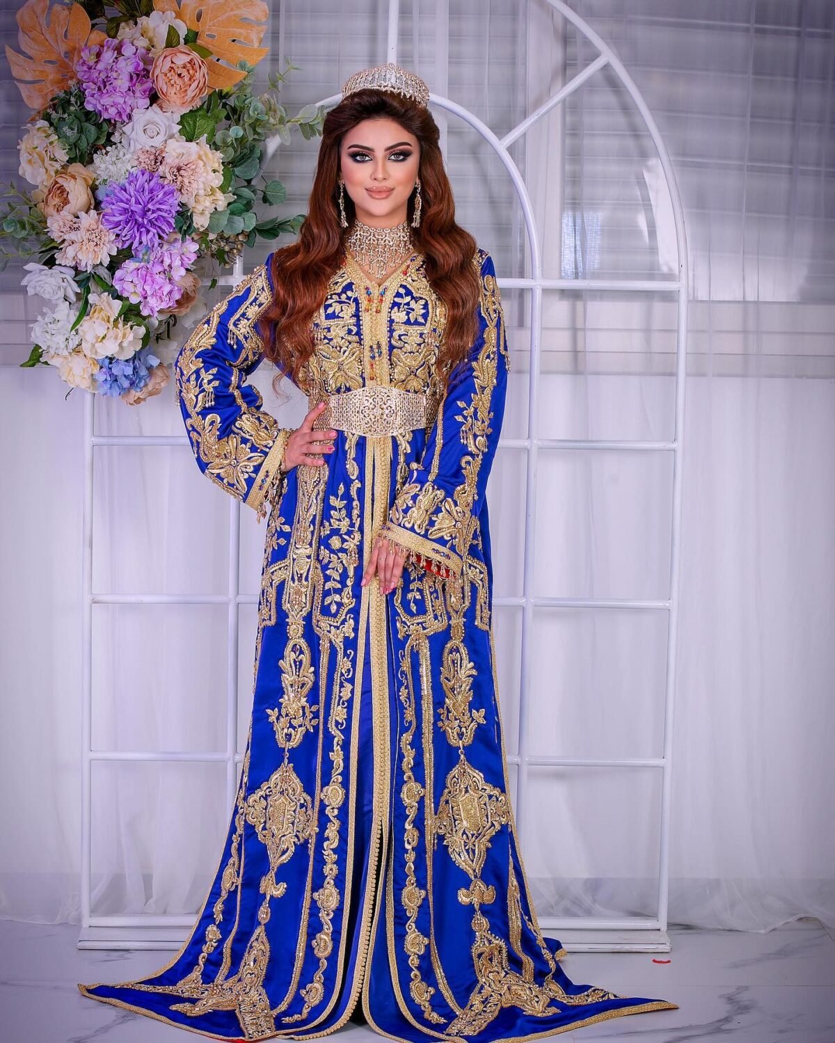 Caftan En Ligne Découvrez l'élégance intemporelle du caftan henna, une pièce traditionnelle marocaine magnifiquement ornée. Nos caftans en henna allient beauté et tradition pour des moments inoubliables. Explorez notre collection unique aujourd'hui ! Ce caftan est parfait pour une cérémonie helal. Fabriqué en tissu crêpe de soie, il est brodé et perlé à la main. Le caftan par-dessous, en tissu drap de soie, est accompagné d'une ceinture en métal doré.