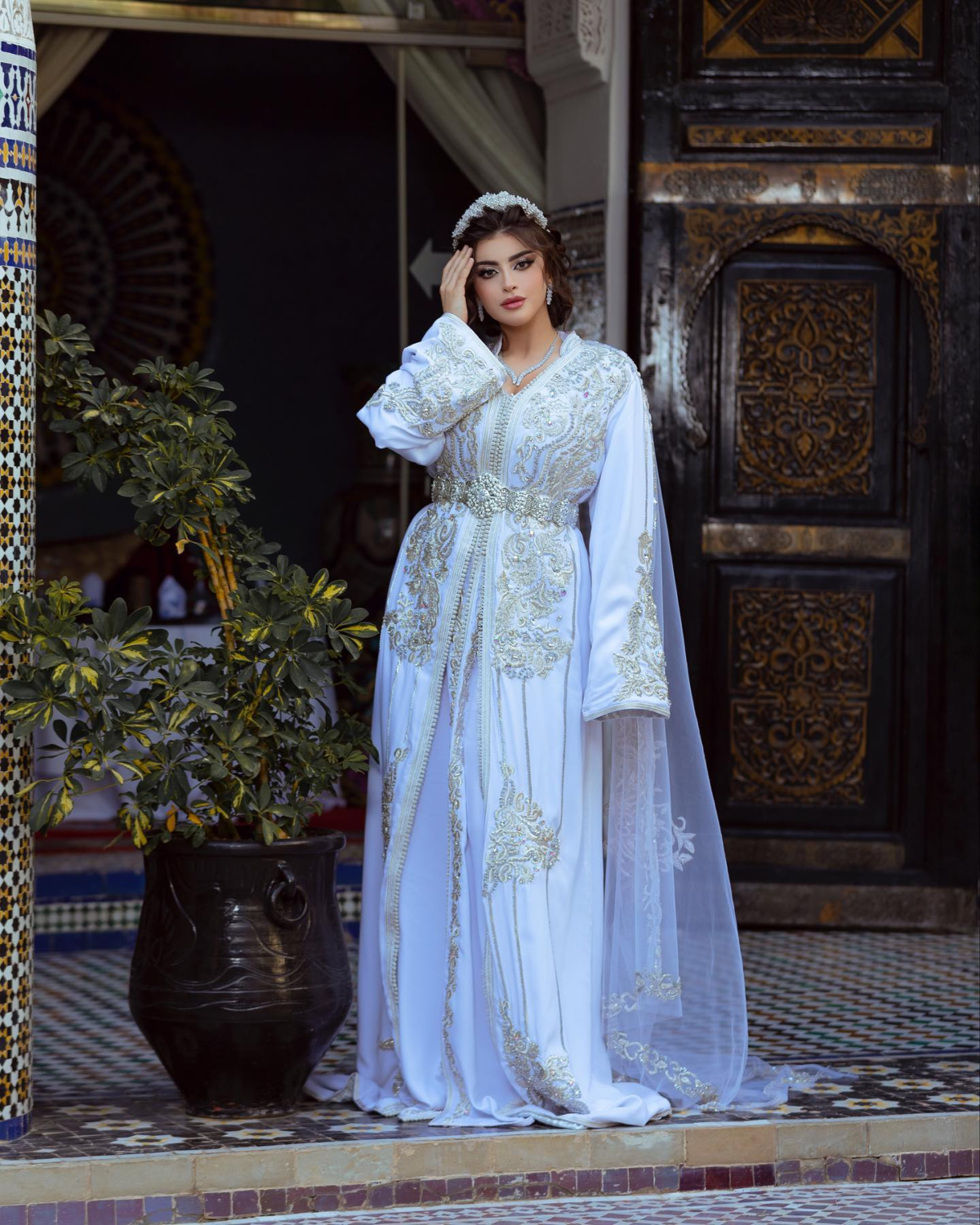 Caftan En Ligne Découvrez l'élégance intemporelle du caftan henna, une pièce traditionnelle marocaine magnifiquement ornée. Nos caftans en henna allient beauté et tradition pour des moments inoubliables. Explorez notre collection unique aujourd'hui ! Caftan de mariage en crêpe de soie blanc, brodé en argent et perlé à la main. Le bas en drap de soie est également brodé et perlé à la main, livré avec une ceinture assortie en métal argenté.
