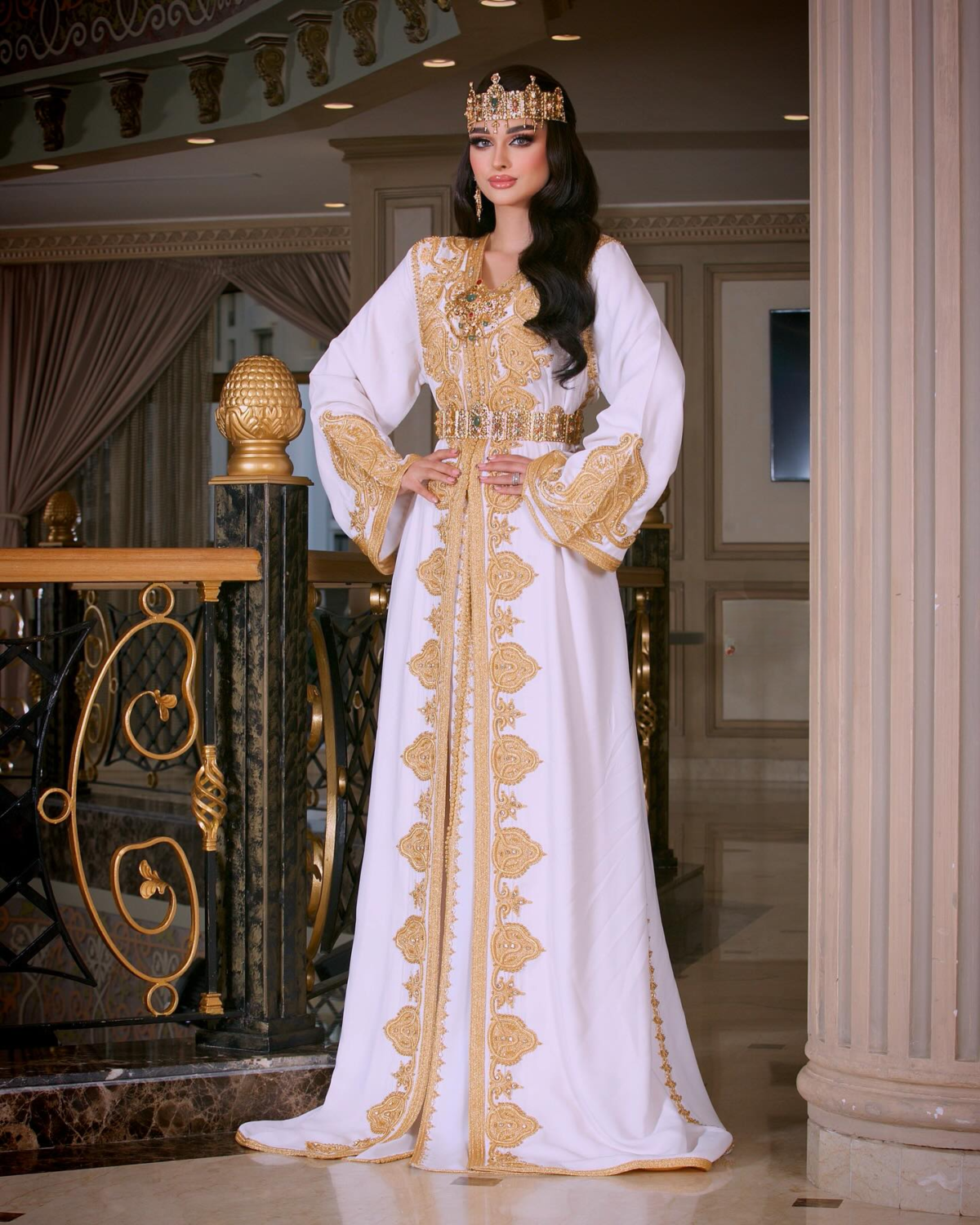 Caftan En Ligne Découvrez l'élégance intemporelle du caftan henna, une pièce traditionnelle marocaine magnifiquement ornée. Nos caftans en henna allient beauté et tradition pour des moments inoubliables. Explorez notre collection unique aujourd'hui ! Le caftan sirene, composé de deux pièces en crêpe de soie blanc, travaillé en zewak maalam, sfifa et button en skali doré. Le bas est confectionné en draps de soie blanc, Il est accompagné d'une ceinture assortie en metal.