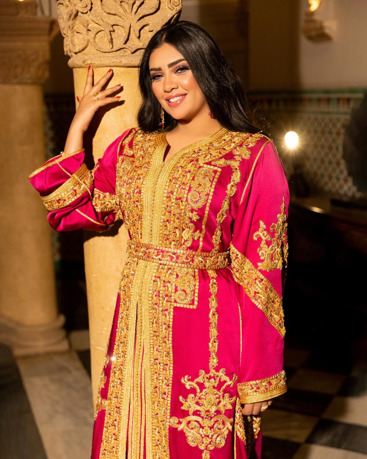 Caftan En Ligne Découvrez l'élégance intemporelle du caftan henna, une pièce traditionnelle marocaine magnifiquement ornée. Nos caftans en henna allient beauté et tradition pour des moments inoubliables. Explorez notre collection unique aujourd'hui ! Le caftan Nariman se compose de deux pièces en satin duchesse rose, ornées de broderies dorées, de perles en cristal, de sfifa et de boutons en skali doré. La partie inférieure est confectionnée en drap de soie rose, perlé à la main. Il est accompagné d'une ceinture assortie en métal.