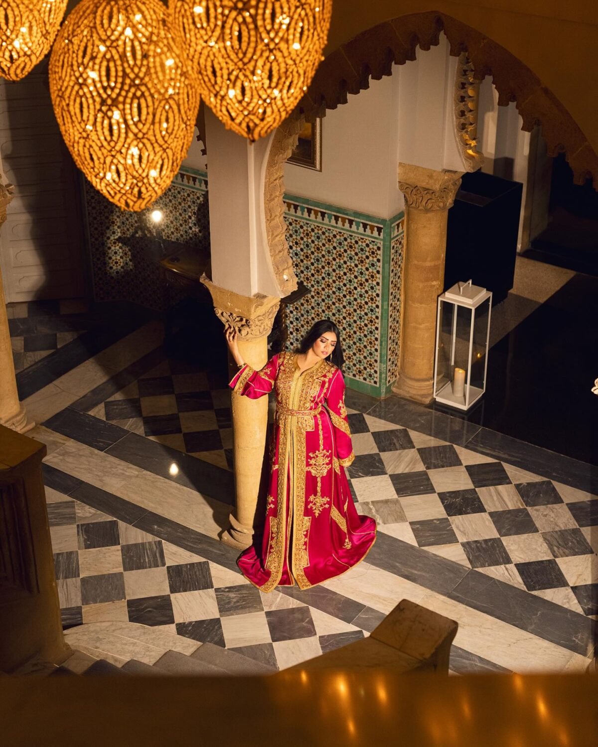 Caftan En Ligne Découvrez l'élégance intemporelle du caftan henna, une pièce traditionnelle marocaine magnifiquement ornée. Nos caftans en henna allient beauté et tradition pour des moments inoubliables. Explorez notre collection unique aujourd'hui ! Le caftan Nariman se compose de deux pièces en satin duchesse rose, ornées de broderies dorées, de perles en cristal, de sfifa et de boutons en skali doré. La partie inférieure est confectionnée en drap de soie rose, perlé à la main. Il est accompagné d'une ceinture assortie en métal.