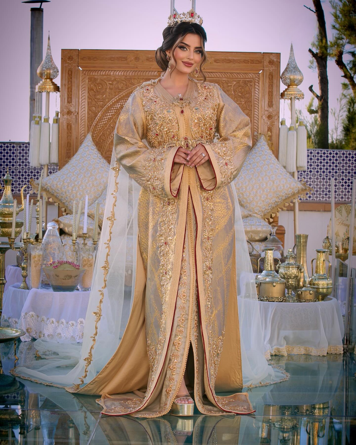 Caftan En Ligne Découvrez l'élégance intemporelle du caftan henna, une pièce traditionnelle marocaine magnifiquement ornée. Nos caftans en henna allient beauté et tradition pour des moments inoubliables. Explorez notre collection unique aujourd'hui ! Caftan de mariage en brocard doré, brodé et perlé à la main. Le bas en satin duchesse est également brodé et perlé à la main, livré avec une ceinture assortie en metal.