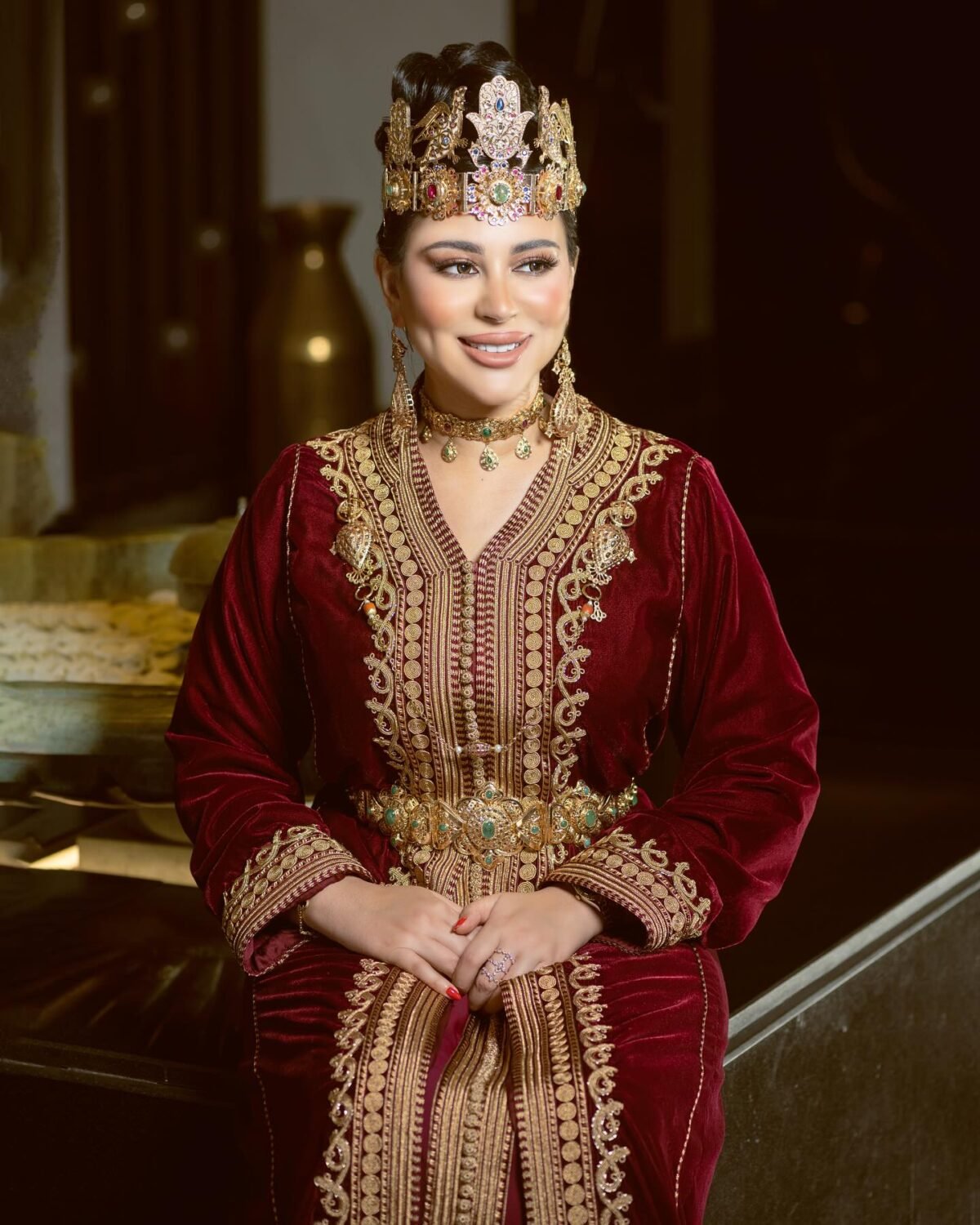 Caftan En Ligne Découvrez l'élégance intemporelle du caftan henna, une pièce traditionnelle marocaine magnifiquement ornée. Nos caftans en henna allient beauté et tradition pour des moments inoubliables. Explorez notre collection unique aujourd'hui ! Le caftan Narjiss se compose de deux pièces en velours Bordeau, ornées de broderies dorées, de perles en cristal, de sfifa et de boutons en skali doré. La partie inférieure est confectionnée en drap de soie Bordeau, perlé à la main. Il est accompagné d'une ceinture assortie en métal.