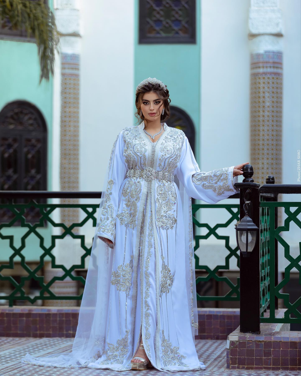 Caftan En Ligne Découvrez l'élégance intemporelle du caftan henna, une pièce traditionnelle marocaine magnifiquement ornée. Nos caftans en henna allient beauté et tradition pour des moments inoubliables. Explorez notre collection unique aujourd'hui ! Caftan de mariage en crêpe de soie blanc, brodé en argent et perlé à la main. Le bas en drap de soie est également brodé et perlé à la main, livré avec une ceinture assortie en métal argenté.