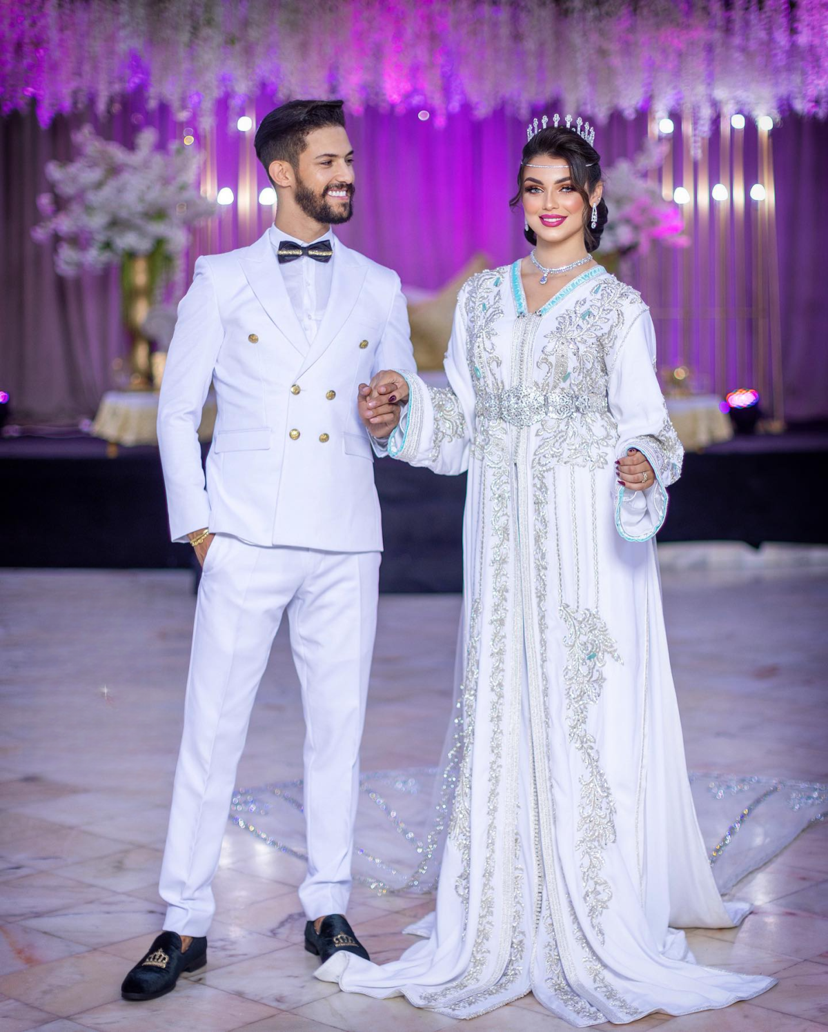 Caftan En Ligne Découvrez l'élégance intemporelle du caftan henna, une pièce traditionnelle marocaine magnifiquement ornée. Nos caftans en henna allient beauté et tradition pour des moments inoubliables. Explorez notre collection unique aujourd'hui ! Caftan de mariage en crêpe de soie blanc, brodé en fil argent et perlé à la main. Le bas en drap de soie est également brodé et perlé à la main, livré avec une ceinture assortie en métal argenté.